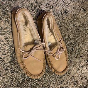 UGG resisten slippers SZ 7 beige